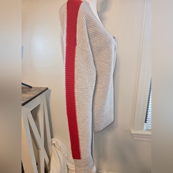 🤩Host Pick❤️Banana Republic V-Neck Cashmere Sweater Women's Size Small - Picture 2 of 8
